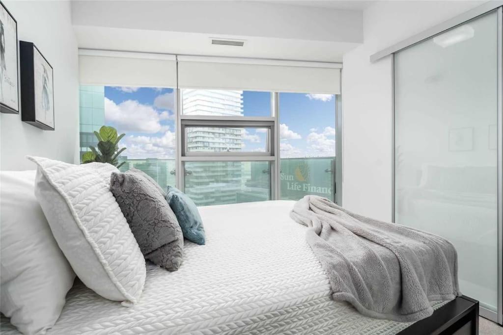 New Superior Lakeview Luxury 3-Bedroom Suite On 48 Floor Торонто Экстерьер фото