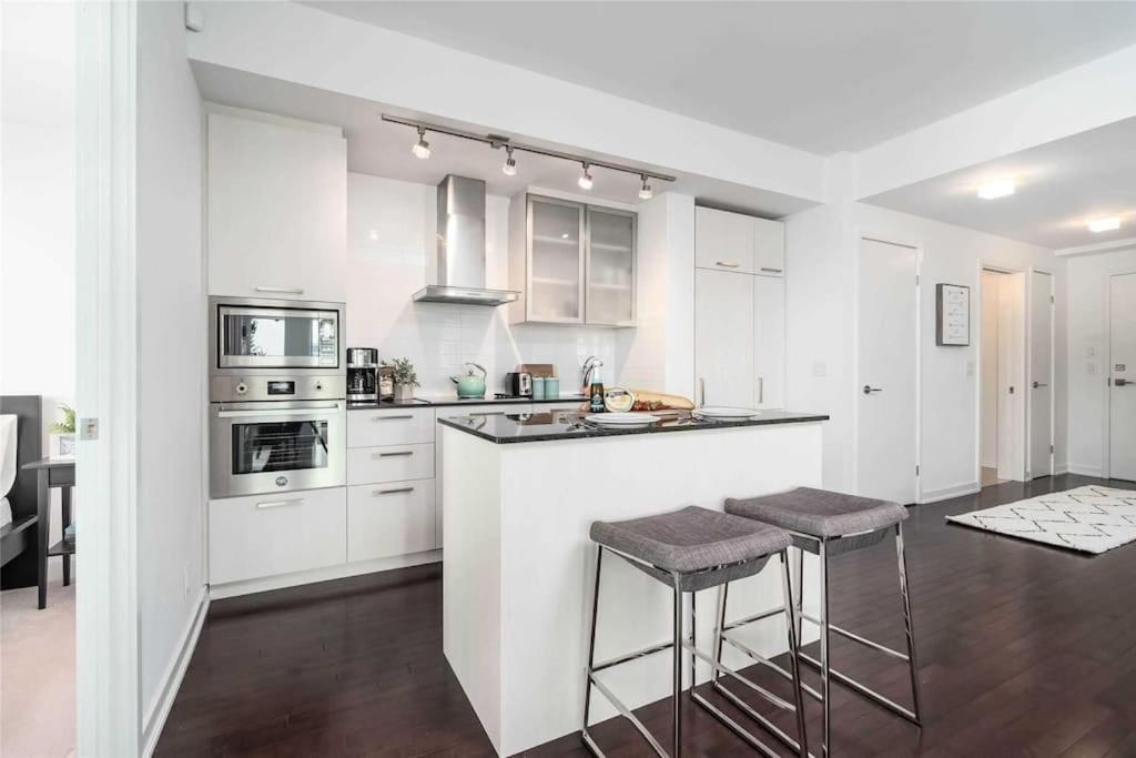 New Superior Lakeview Luxury 3-Bedroom Suite On 48 Floor Торонто Экстерьер фото