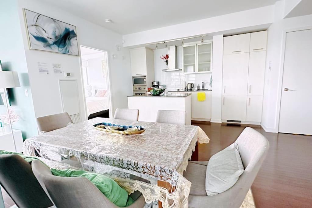 New Superior Lakeview Luxury 3-Bedroom Suite On 48 Floor Торонто Экстерьер фото