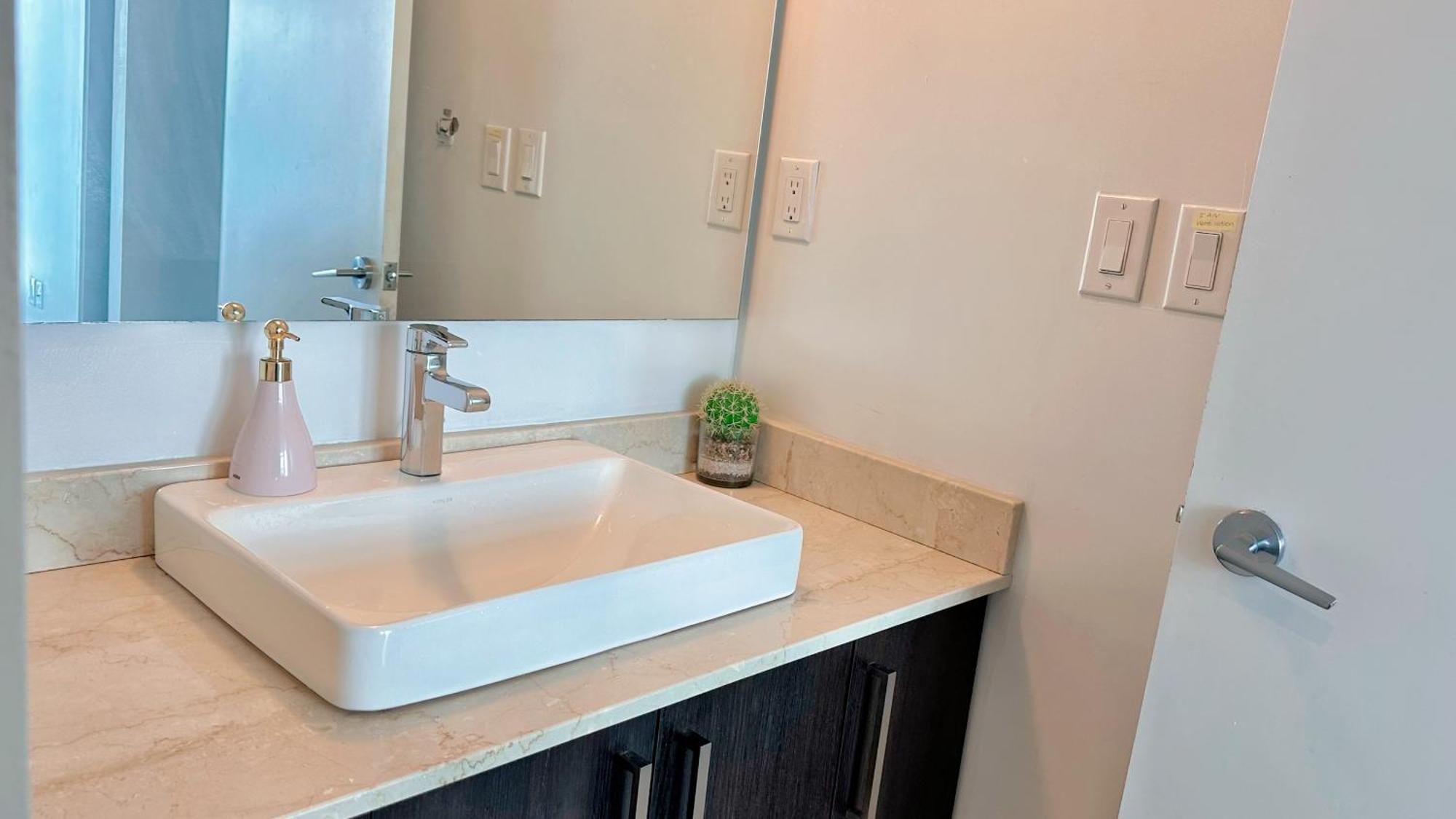 New Superior Lakeview Luxury 3-Bedroom Suite On 48 Floor Торонто Экстерьер фото